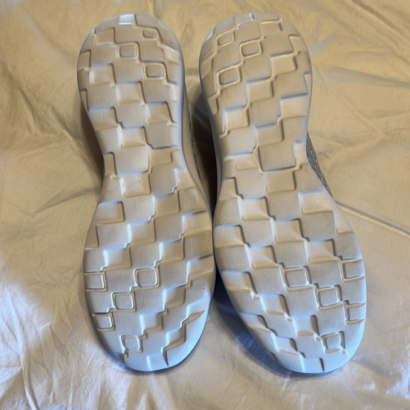 Skechers - never worn - Picture 3 of 4